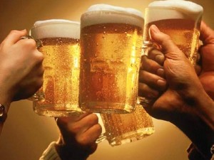hands-toasting-with-beer-mugs_125401